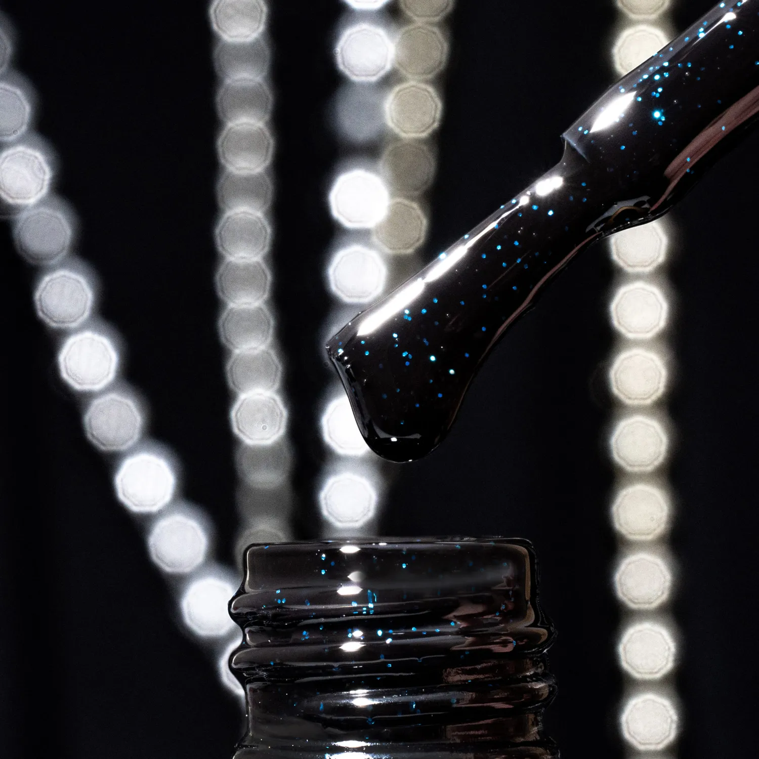 Komilfo Black Blue smalto semipermanente 8ml nero glitter